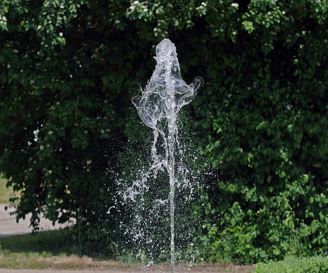 Sommer-Wasserspiele: Vergnügen Sie sich bei Wasserspielen im Freien