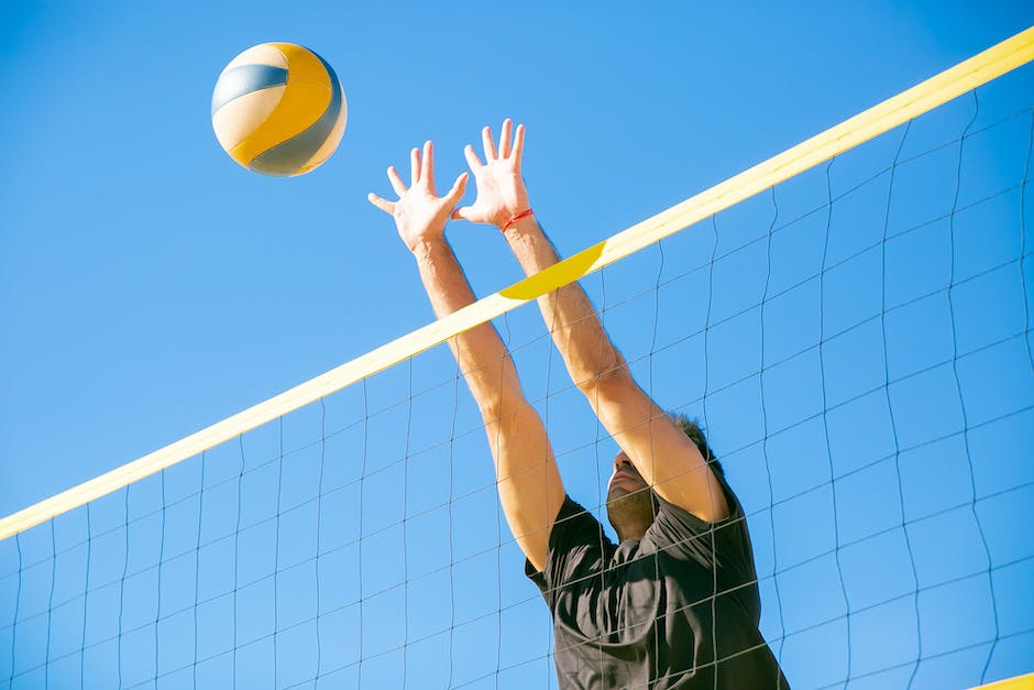 Sommer-Volleyball: Spielen Sie Volleyball am Strand oder im Park